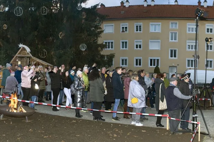 Gemeinsam wurde "Es wird schon glei dumpa" mit den Besuchern gesungen. Der Verein "Miteinander in Zeltweg" stellt Bilder aus.