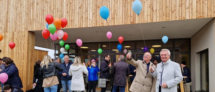LH-Stellvertreter Anton Lang und Bürgermeister Bernd Osprian ließen bei der Eröffnung Luftballons steigen