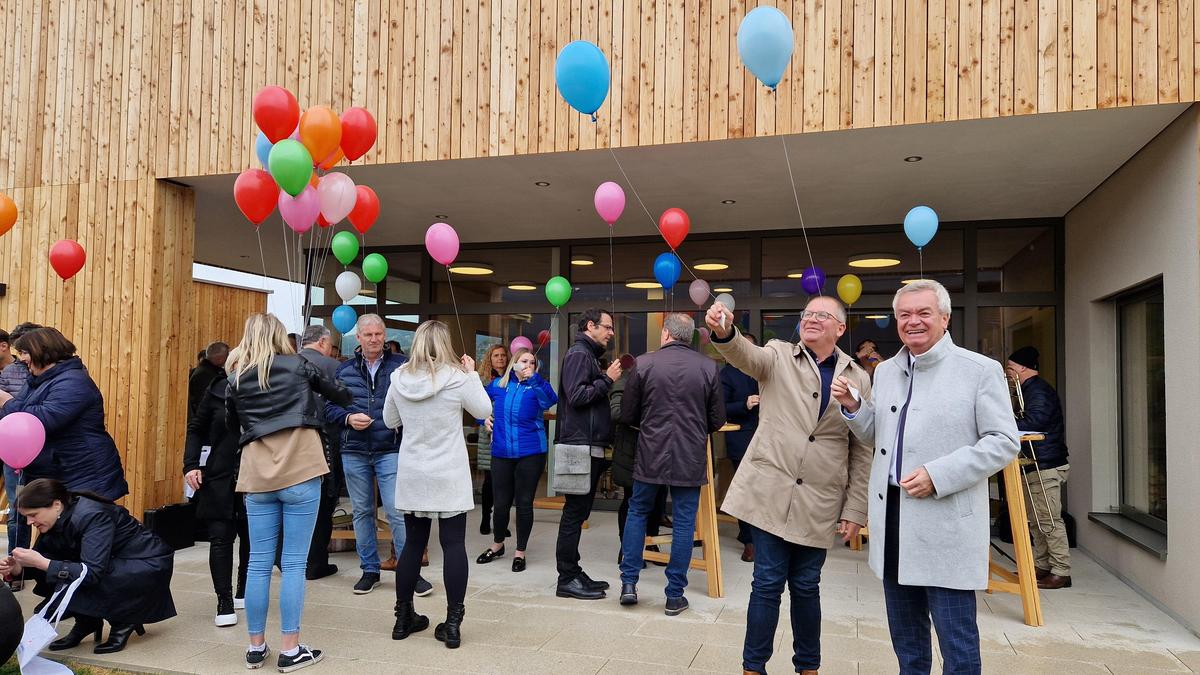 LH-Stellvertreter Anton Lang und Bürgermeister Bernd Osprian ließen bei der Eröffnung Luftballons steigen