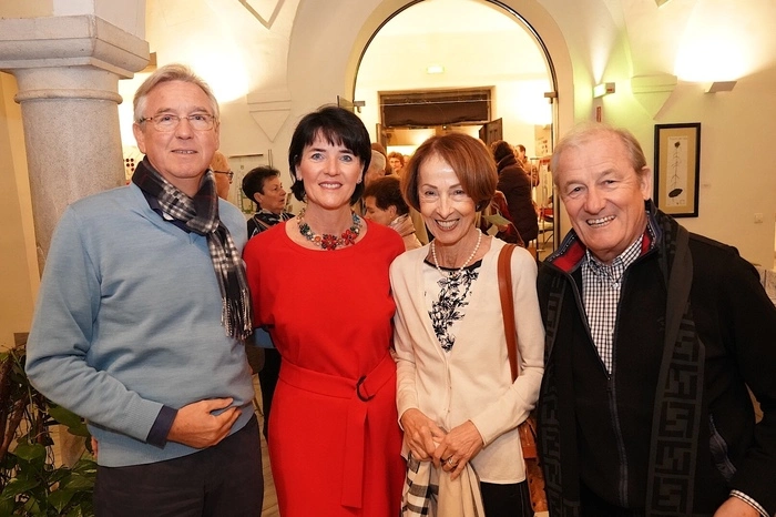 Kiwanis-Besuch beim Spittaler Adventsingen: Die Familien Wolfgang Stocker und Walter Kohlmaier