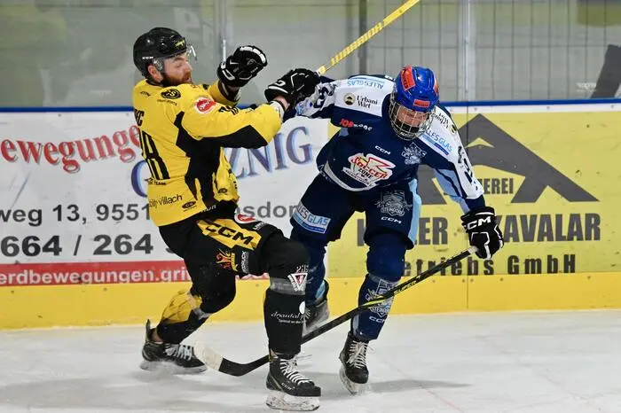 #38 Zorec Marco EC Hornets Spittal, #69 Kreuzer Philipp ESC Steindorf, ESC Steindorf vs. EC Hornets Spittal 25.2.2024, ESC Steindorf vs. EC Hornets Spittal 25.2.2024 am 25.02.2024 in Steindorf (Ossiachersee Halle), Austria, (Photo by Bernd Stefan)