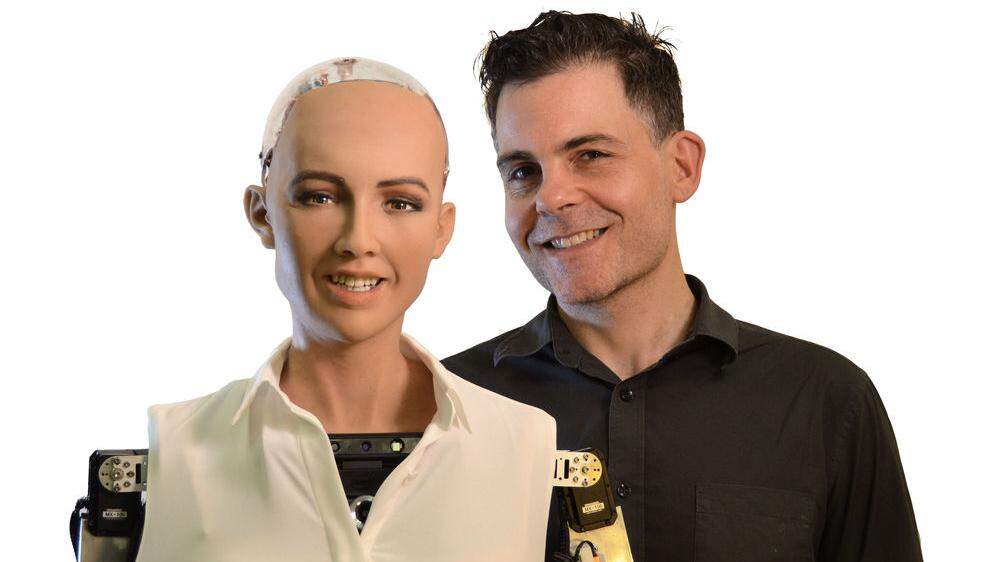 Roboter Sophia mit Erfinder David Hanson