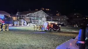 ABD0006_20251228 - LEOGANG - ÖSTERREICH: ++ HANDOUT ++ ZU APA0179 VOM 27.12.2025 - Bei einer Explosion einer Gasflasche am Samstagabend in einem Einfamilienhaus in Leogang im Pinzgau ist eine Person schwer und eine weitere Person leicht verletzt worden. Im Bild: Das schwer beschädigte Haus, aufgenommen am Samstag, 27.Dezember 2025 in Logang. - FOTO: APA/ROTES KREUZ SALZBURG - ++ WIR WEISEN AUSDRÜCKLICH DARAUF HIN, DASS EINE VERWENDUNG DES BILDES AUS MEDIEN- UND/ODER URHEBERRECHTLICHEN GRÜNDEN AUSSCHLIESSLICH IM ZUSAMMENHANG MIT DEM ANGEFÜHRTEN ZWECK UND REDAKTIONELL ERFOLGEN DARF - VOLLSTÄNDIGE COPYRIGHTNENNUNG VERPFLICHTEND ++