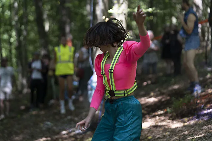 Rave-Performance des Künstlertrios Club Fortuna im Wald bei Land Art Eisenberg.