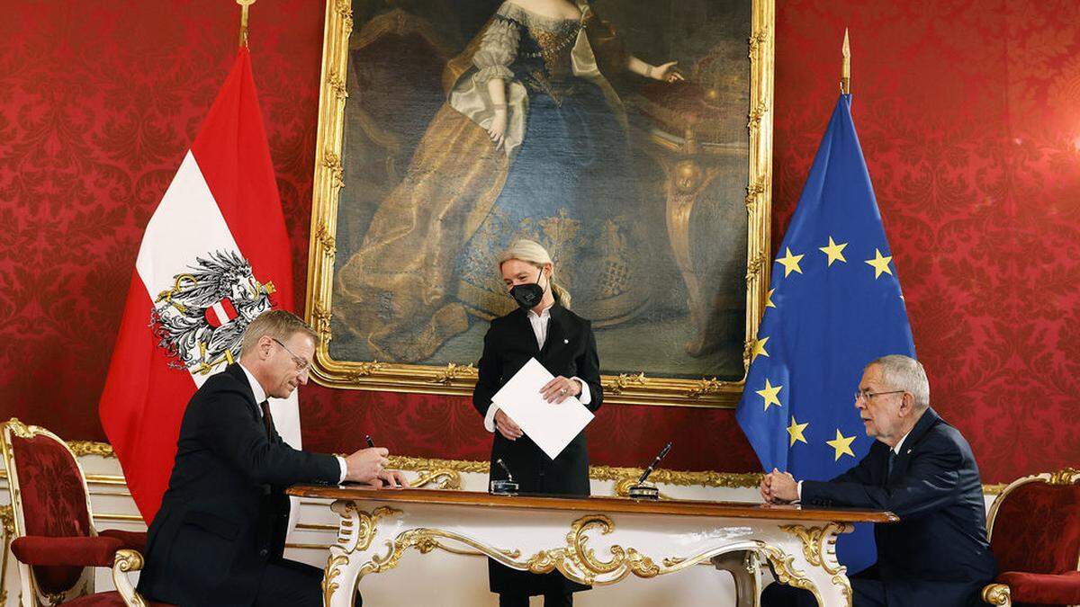 Thomas Stelzer (ÖVP, links) bei der Angelobung zum Landeshauptmann Oberösterreichs in der Hofburg.