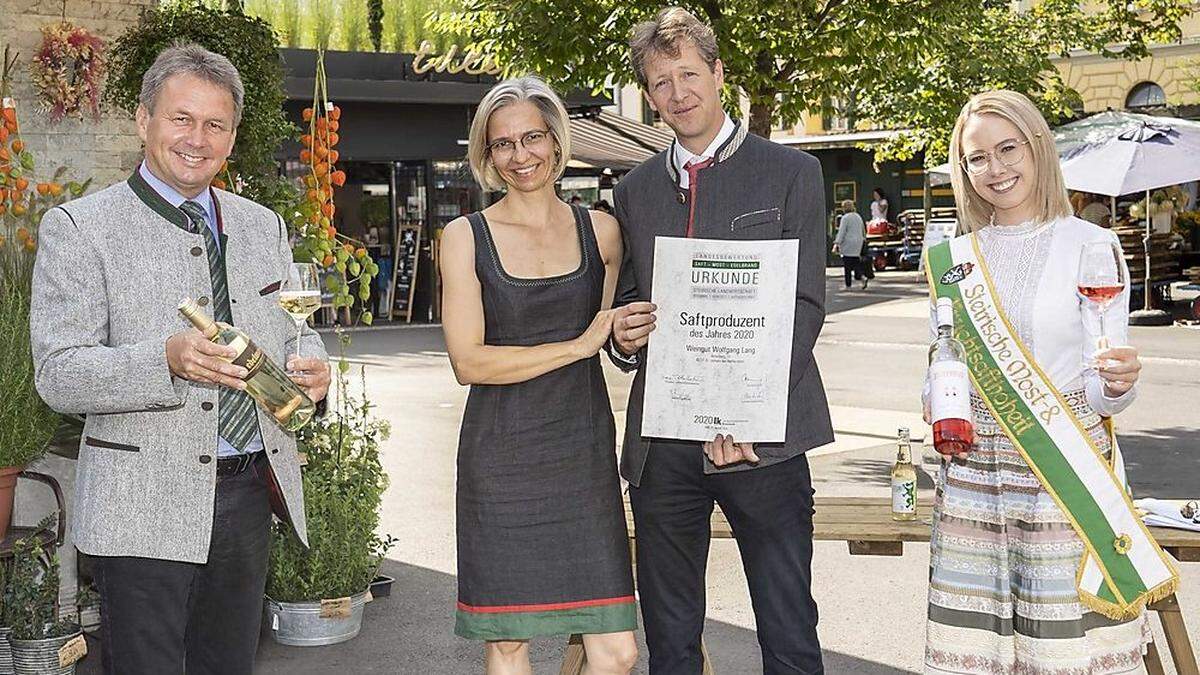 Präsident Franz Titschenbacher und Mostkönigin Hanna gratulierten Familie Lang aus St. Johann/Herberstein