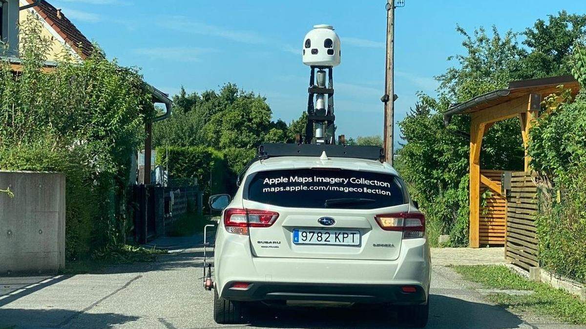 Mit spanischem Kennzeichen kurvt ein Auto der Apple Maps Imagery Collection durch die Grazer Straßen