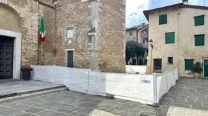 Campanile | Der Campanile bröckelt. Ein Fußgängertunnel soll jetzt vor herabstürzenden Steinen schützen