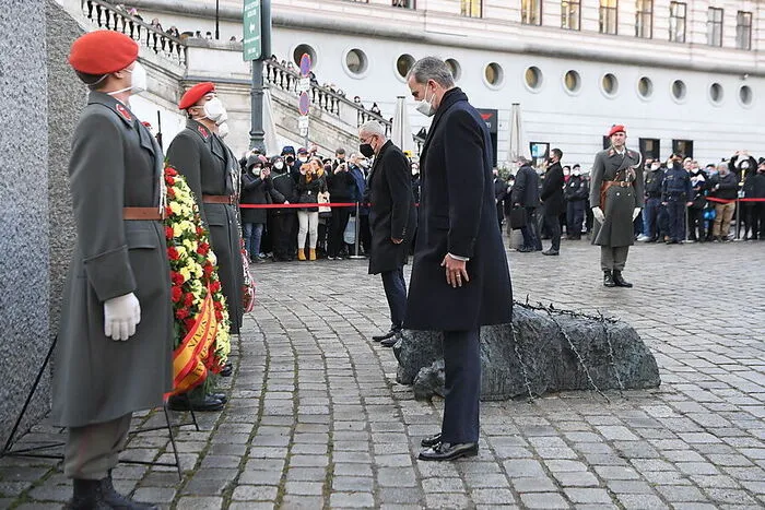 Am Nachmittag gedachten der spanische König Felipe VI. und seine Frau Letizia auf dem Albertinaplatz den Opfern des Nationalsozialismus. Sie legten im Beisein von Bundespräsident Alexander Van der Bellen und seiner Frau Doris Schmidauer einen Kranz nieder.
