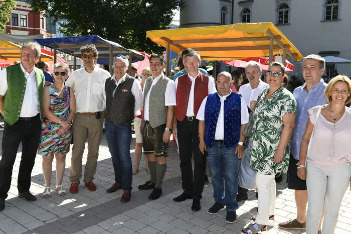 Gemeinde- und Stadträte, und Abgeordnete zum Landtag sind zum Fleischerfest gekommen.  