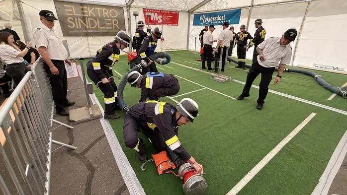 Zahlreiche Zuschauer und Feuerwehrbegeisterte fanden sich ein, um die packenden Wettkämpfe der 36 Wettbewerbsgruppen aus Niederösterreich, Burgenland und der Steiermark live im Festzelt mitzuverfolgen. 
