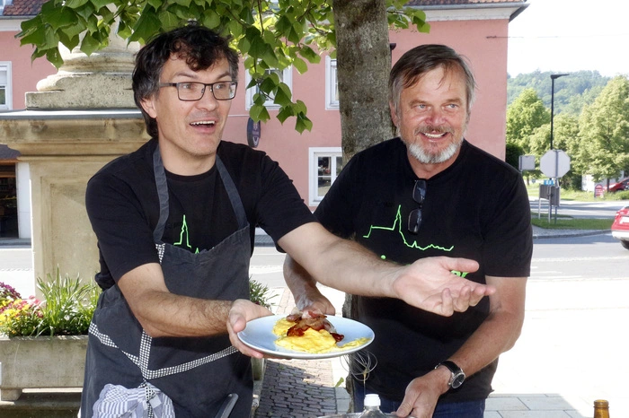 Neben saftiger Eierspeise mit Speck, frisch zubereitet von Christian Lafer...