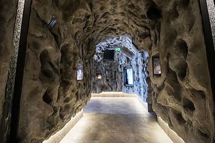 Erleben Sie den Mythenplatz, den Mythenweg „Das Erbe der Schnabelmenschen“ und die Kunstwelt der Sirona als naturnahes Gesamtkunstwerk.Infos. St. Jakob: Montag bis Freitag: 10 – 12 Uhr und 14 – 17 Uhr; Führungen: Montag bis Freitag: 10 und 16 Uhr und nach Vereinbarung: 0676-841 560 406.