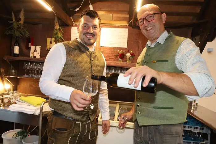 16 Winzer präsentieren die besten Weine des vergangenen Jahres in den Verkostungshütten...
