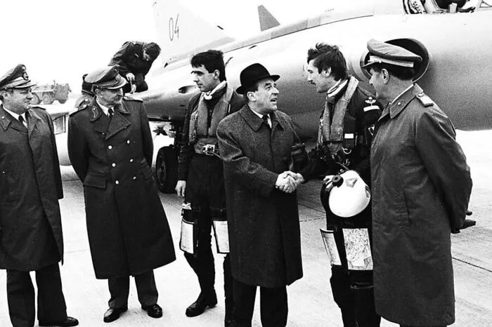 Verteidigungsminister Robert Lichal (ÖVP) empfängt die Piloten Doro Kowatsch und Gerhard Ulver am Flughafen. Doch er hat innerhalb seiner eigenen Partei einen erbitterten Gegner...