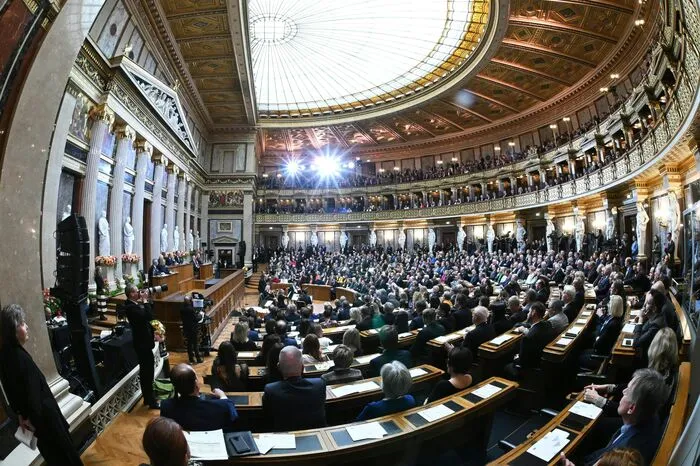Die Abgeordneten des Nationalrats und die Mitglieder des Bundesrats nehmen im Plenum Platz. Aktive und ehemalige Regierungsmitglieder und Bundespräsidenten haben ihre Sitze in der Mitte des Balkons. Den Ehrengästen gehört die Galerie. Und sie sind beim heutigen Festakts durchaus divers: Neben Präsidentinnen und Präsidenten sitzen auf der Galerie auch Lehrlinge, die beim Umbau geholfen haben.
