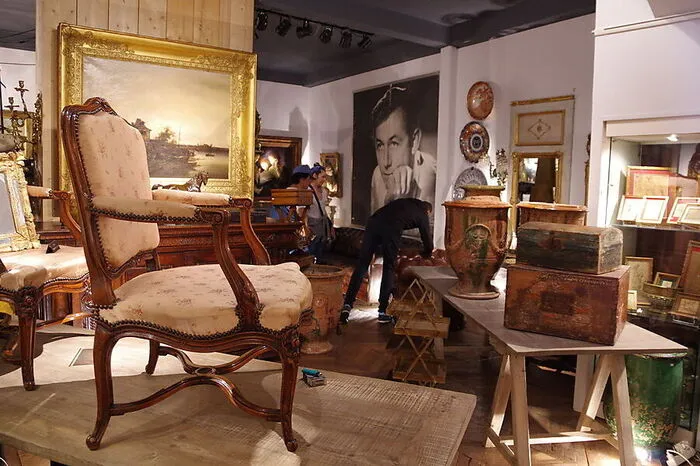 L'Isle sur la Sorgue: 300 Geschäfte und Verkaufsstände für Antiquitäten und Kunst bieten für jeden Geschmack und jede Brieftasche das Passende. Unter Antiquitätenfreunden ist die Stadt sehr bekannt.