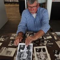 Adam Kowalewicz mit einem Foto seiner ermordeten Schwester Gloria