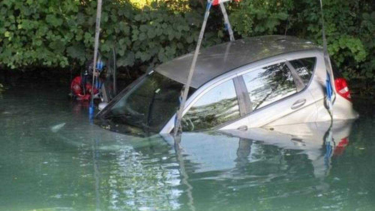 Die Berufsfeuerwehr musste das Auto bergen