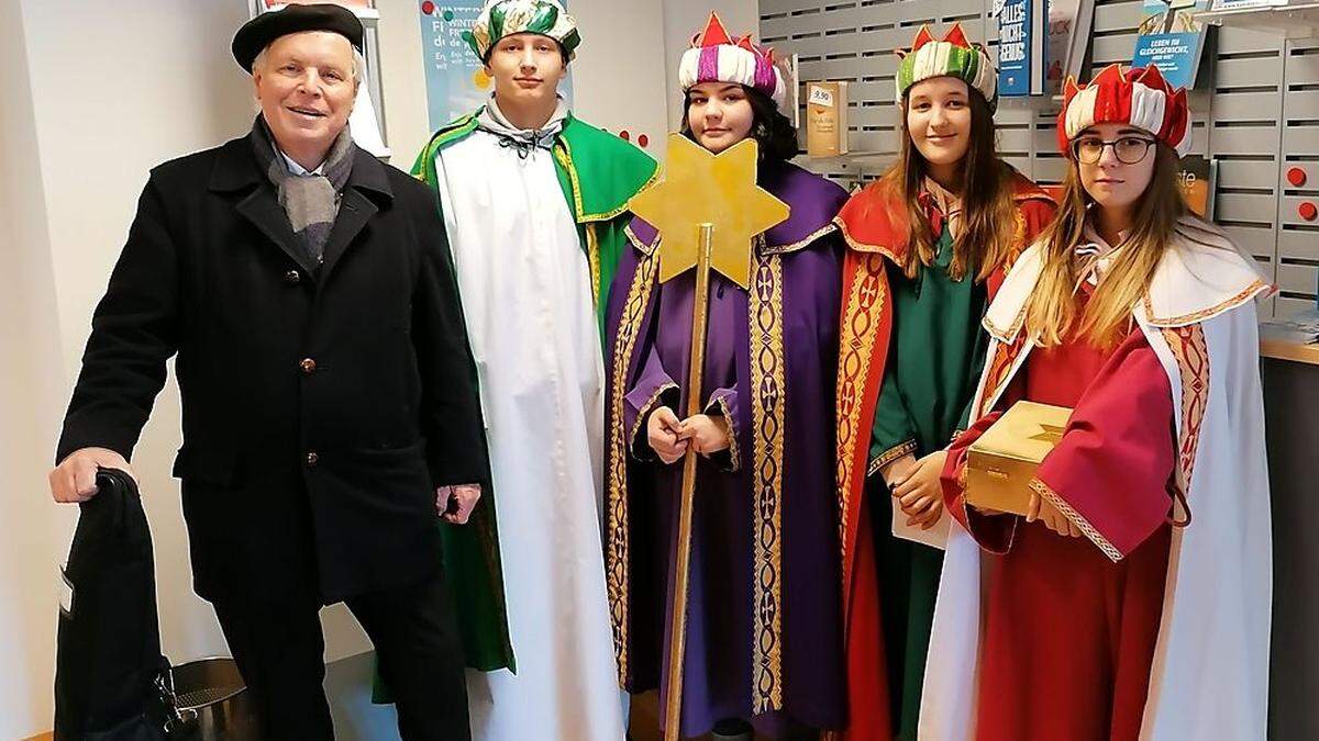 St. Veiter Stadtpfarrer Rudolf Pacher und seine Sternsinger