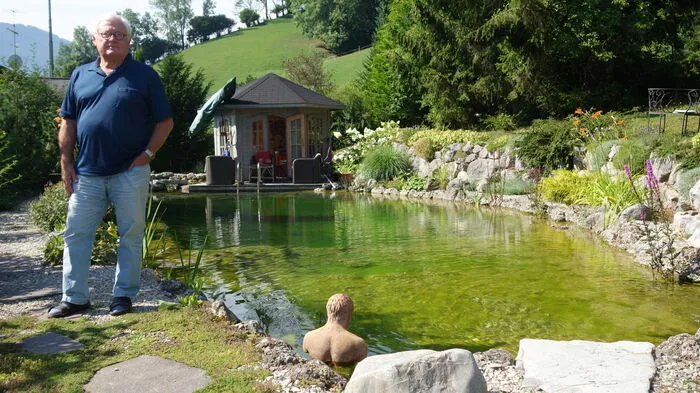 Ein idyllischer Schwimmteich hinter dem Haus