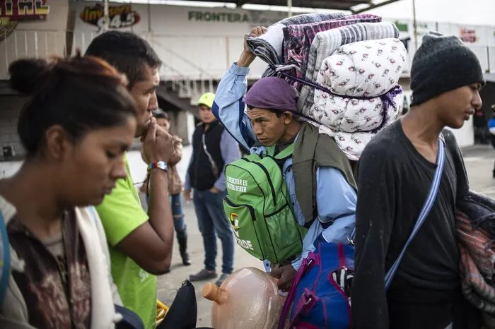 Zentralamerikanische Migranten – in erster Linie aus Honduras – suchen in Tijuana in einer neuen Unterkunft Zuflucht, nachdem diese verlegt worden war.