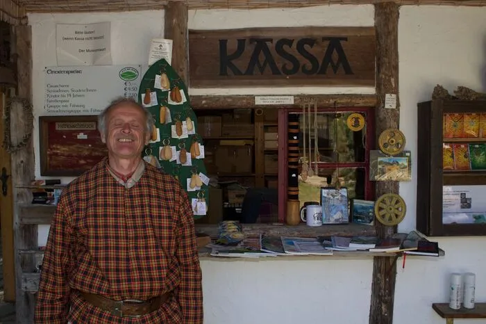 Museumsleiter Siegfried Gruber verwies bei der Eröffnung auf die Besonderheit des Standorts: „Es ist das erste urgeschichtliche Freilichtmuseum der Steiermark“, betont Gruber. „Wir bieten Einblicke von der Urzeit bis zu den Kelten.“ Auch für die kommenden Monate sind zahlreiche Veranstaltungen geplant. 
