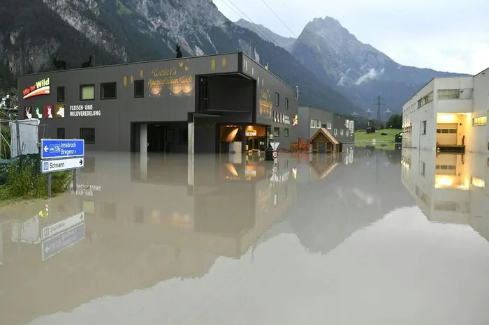 Zudem hat eine Mure auch den Fluss Rosanna kurzzeitig verlegt, das Bahngleis beschädigt, die Rosanna zurückgestaut.