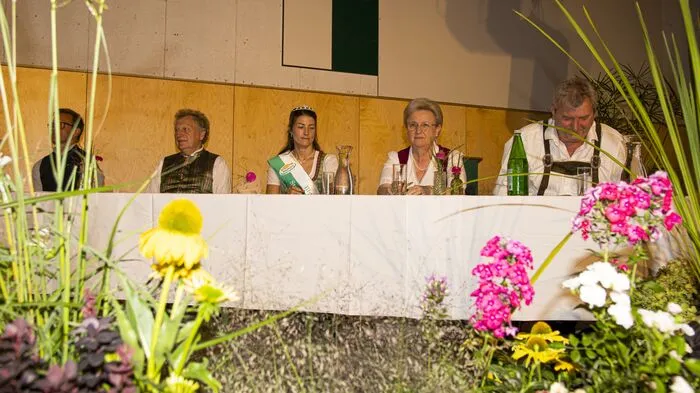 Spannend verlief die Wahl, fachkundig moderiert von Alfred Mayer, in der sich Anna-Sophie, Laura und Elisa der Jury prächtig präsentierten