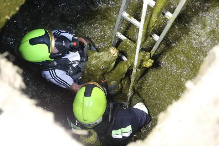 Die Feuerwehr Sachendorf wurde alarmiert. Unter schwerem Atemschutz stiegen die Feuerwehrmänner über eine Leiter in die Grube.