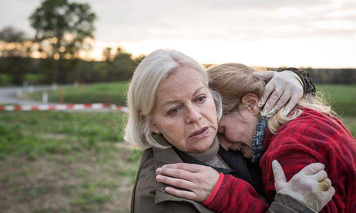 Brigitte Kren mit der Mutter des Opfers (Magdalena Kronschläger)