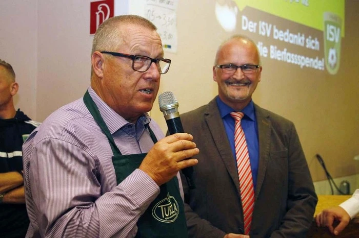Mit tatkräftiger Mitwirkung seines bayrischen Kollegens, dem Bürgermeister Rudolf Müller aus der Partnergemeinde Ruderting...