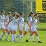 Eine Gruppe von Fußballerinnen in weißen Trikots jubelt nach einem Tor. | Das Team bekommt breiten Support aus der Region