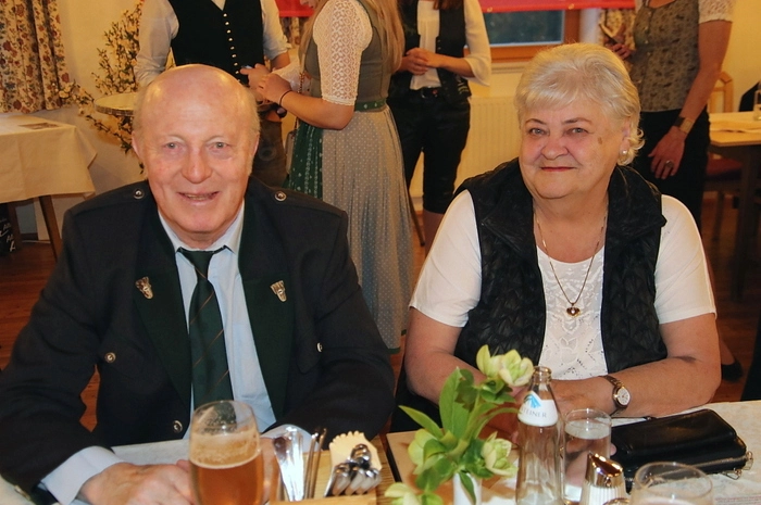 Beste Stimmung im voll besetzten Saal, als der Musikreigen mit dem bekannten Kern-Buam-Lied „San olle do“ eröffnet wurde. Als musikalische Gäste waren der „Voitsberger Bäuerinnenchor“ und die Gruppe „Herzschlag“ mit dabei.