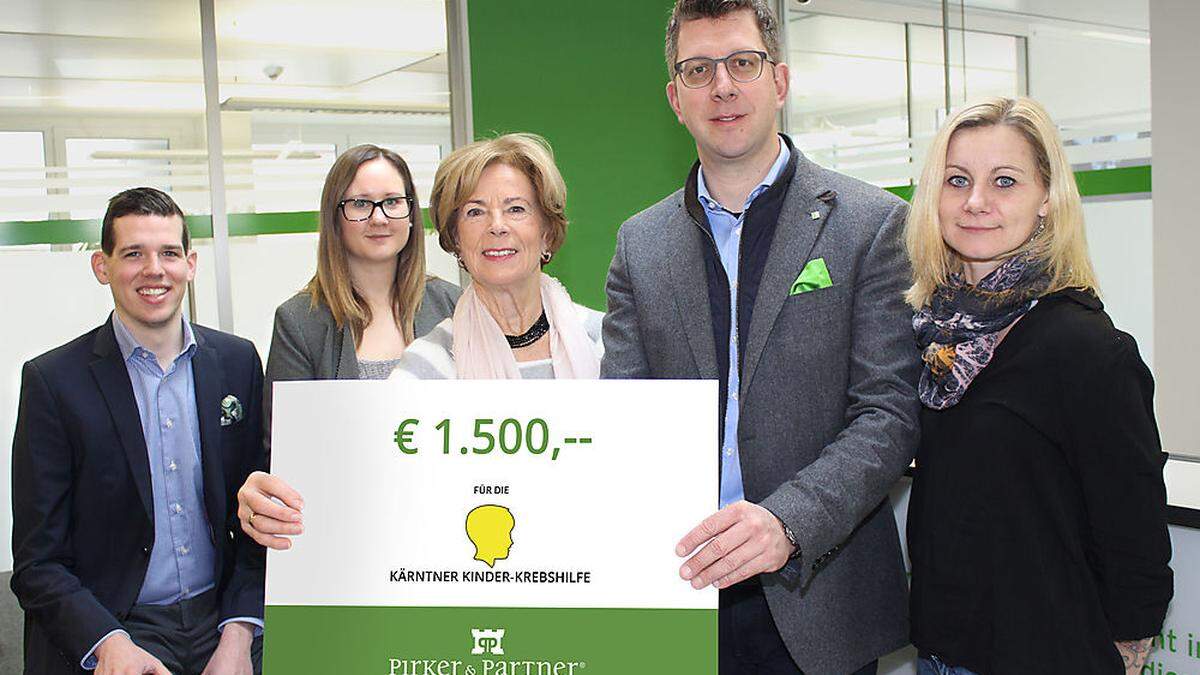 Florian Dreyer und Kathrin Lerchbaumer (Pirker & Partner), Margit Binder (Obfrau Kärntner Kinder-Krebshilfe St. Veit) sowie Martin und Andrea Pirker bei der Scheckübergabe (von links)