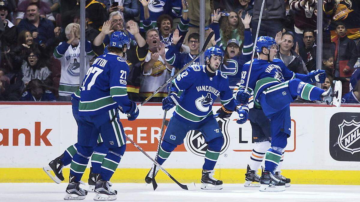 Ben Hutton, Alexander Burmistrov und Bo Horvat (Vancouver, von links) jubelten