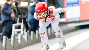 Lisa Eder | ABD0104_20251220 - ENGELBERG - SCHWEIZ: Lisa Eder of Austria speeds down the inrun slope during the qualification for the women's FIS Ski Jumping World Cup competition at the Gross-Titlis Schanze on Saturday, December 20, 2025 in Engelberg, Switzerland. (KEYSTONE/Philipp Schmidli). - FOTO: APA/KEYSTONE/PHILIPP SCHMIDLI