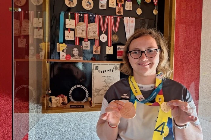 Kerstin Holzer konnte sich Bronze sichern - hier steht sie vor dem Medaillenschrank, den ihr Vater für sie gebaut hat.