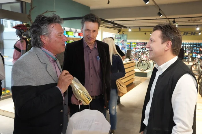 Georg Mathiesl und Peter Demschar wünschen Christoph More viel Glück im neuen Shop