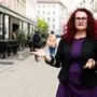 Claudia Schönbacher mit wallendem roten Haar steht in der Schmiedgasse