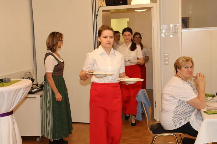 Es folgten "Frühlingsgegacker" mit Steirerhuhn und Frühlingskräutern, "Maiwiese" mit Frühlingskräuter-Ravioli, "Steirerkraft" aus heimischem Rind mit Frühlingsgemüse und Erdäpfeln, "Käsegenuss" von der Berglandmilch und "Das Beste kommt zum Schluss" mit Schokolade, Basilikum, Erdbeeren und Kürbiskernen.
