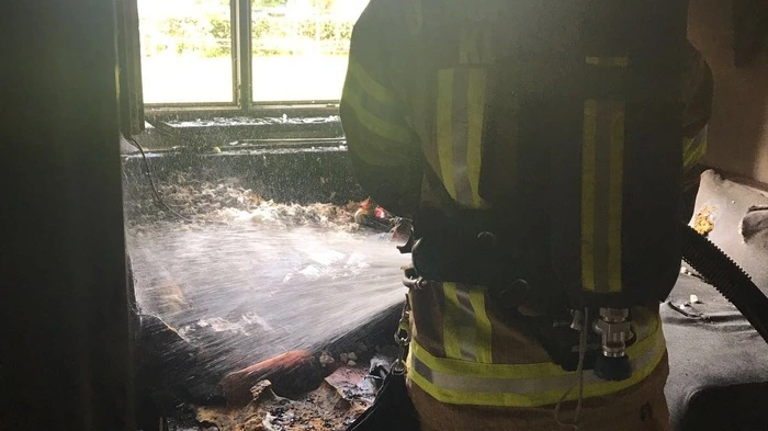 36 Leute der Berufsfeuerwehr Klagenfurt sowie der Freiwilligen Feuerwehren St. Martin, St. Georgen und Hauptwache rückten Mittwochvormittag in die Siebenhügelstraße in Klagenfurt aus. In einer Wohnung in einem Mehrparteienhaus war aus unbekannter Ursache ein Brand ausgebrochen.