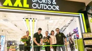 Schneiden des Bandes XXL Sports & Outdoor Geschäftsführer Patrick Verwilligen mit Marketingmitarbeiterinnen, Sylvia Baumhackl (CL), Immanuel Lapuch (XXL Filialleiter) 