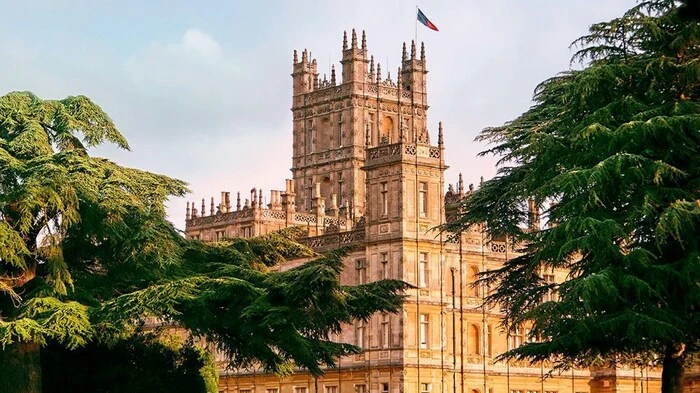 Highclere Castle - allgemein bekannt als Downton Abbey - kann jetzt für einen einmaligen Aufenthalt gebucht werden - nur über Airbnb. Für nur eine Nacht öffnet Highclere Castle zwei Gästen seine Türen und gibt den ganz treuen Fans die Gelegenheit, in den berühmten Drehort von Downton Abbey voll und ganz einzutauchen und den Lebensstil der Crawleys selbst zu erfahren.