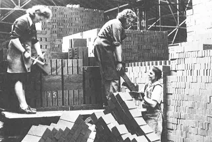 Frauen arbeiteten 1947 in der Magnesitproduktion