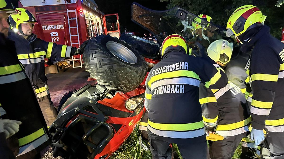 Die Feuerwehr befreite den Unfalllenker aus der Fahrerkabine