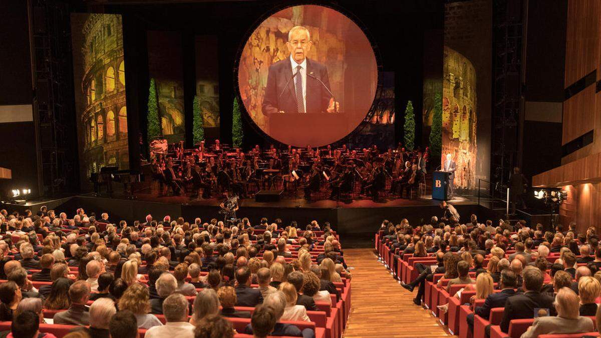 Der Bundespräsident sprach nach vielen Monaten der Pandemie über Zusammenhalt, Gleichberechtigung, den respektlosen Umgang mancher Politiker mit den Institutionen des Staates und - ebenfalls wie 2019 - über die Klimakrise