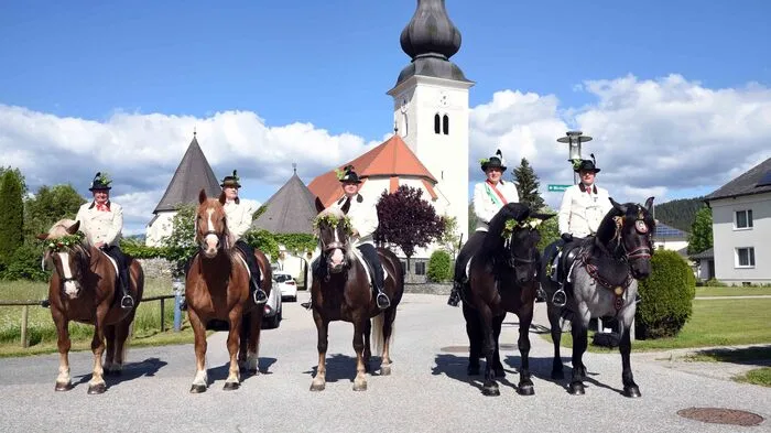 Die fünf Kranzreiter: Walter Reibnegger, Ernst Steindorfer, Barnabas Stromberger, Bürgermeister Franz Sabitzer, Max Strohmaier v.l.n.r.