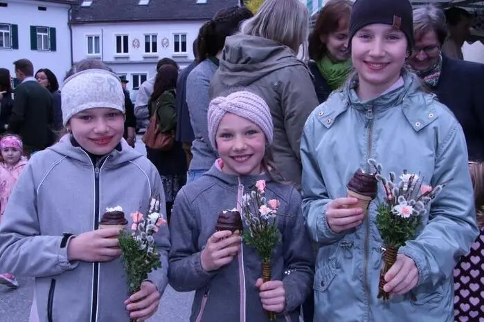 Eine besondere Augenweide waren die kleinen, bunt geschmückten Palmbüscherl, welche die Mädchen und Buben des Kindergartens zur Weihe trugen.