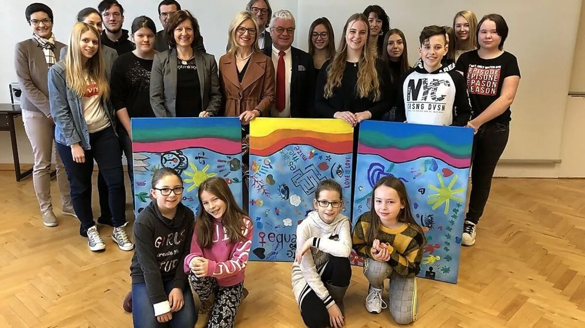 Linda Stiegmaier (6. von rechts) mit Schülern, Lehrern und Direktoren